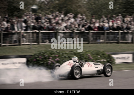 Mercedes Benz W165 Silver Arrow GP Auto beim Goodwood Revival. Paul Stewart fahren Stockfoto