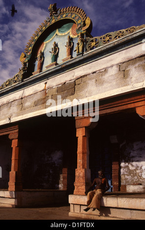Devotee sitzt am Eingang der Kumari Amman Tempel auch als Arulmigu Bhagavathy Amman Tempel für die Göttin Kanya Kumari am Meer in der Nähe von triveni Sangam in Kanyakumari früher als Kap Comorin in Tamil Nadu, Südindien bekannt ist bekannt Stockfoto