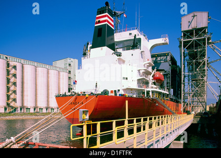 Frachtschiff / Bulk Frachter laden Korn am Terminal Grain Elevator, Hafen der Hafen von Vancouver, BC, Britisch-Kolumbien, Kanada Stockfoto