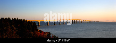 Bund Brücke über Northumberland Strait, New Brunswick, Prince Edward Island, PEI, Kanada - Panoramablick Stockfoto