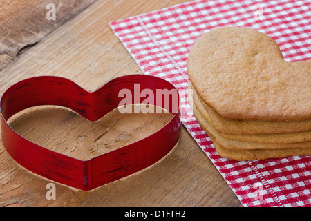 Herzform Lebkuchen auf rustikalen hölzernen Hintergrund Stockfoto