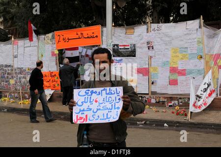 19. Dezember 2012 - Kairo, Kairo, Ägypten - Ägypter Opposition Anhänger Stand auf der Präsidenten-Palast und Anti-Mursi Graffiti auf den Palast Wand hinter ihm in Kairo, 18. Dezember 2012 gesehen. Ägyptens Opposition inszeniert Rallyes quer durch das Land am Dienstag gegen den Entwurf einer Verfassung Referendum zu protestieren, nachdem des Justizministeriums des Landes eine Sonde Vorwürfen des weit verbreiteten Unregelmäßigkeiten während der Samstag den ersten Wahlgang am Dokument bestellt (Credit-Bild: © Ashraf Amra/APA Images/ZUMAPRESS.com) Stockfoto