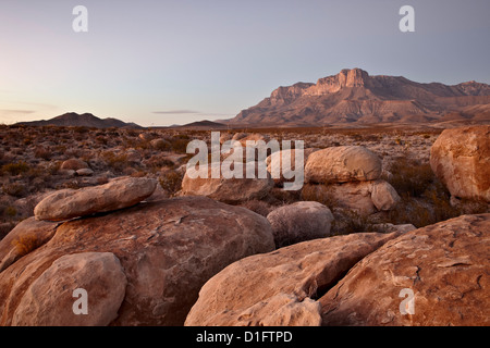 Guadalupe Peak und El Capitan bei Sonnenuntergang, Guadalupe Mountains Nationalpark, Texas, Vereinigte Staaten von Amerika, Nordamerika Stockfoto