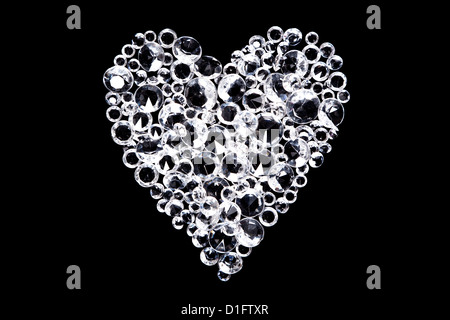 Nachahmung Diamanten in Herzform geformt und isoliert auf einem schwarzen Hintergrund. Stockfoto