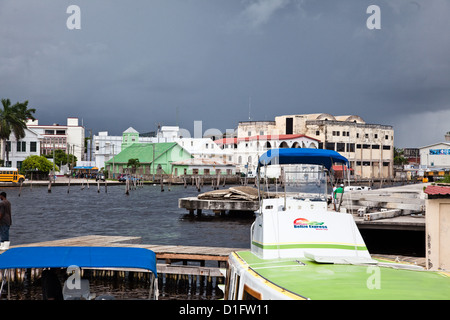 Rund um den Hafen als ein gewaltiger Sturm bewegt sich über Belize City. Stockfoto