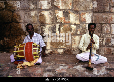 Straßenmusikanten spielen der Tavil drum und shehnai Musikinstrumente in Tamil Nadu, Indien Stockfoto