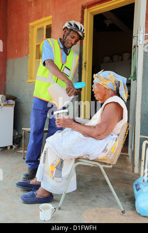 Freiwilliger Leoni´s Care Center NGO in Tsumeb/Namibia bringt Suppe in den Armen einer Gemeinde Stockfoto