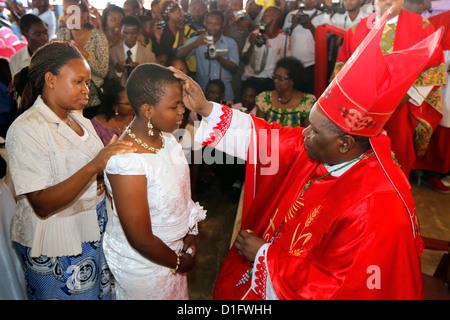 Römisch-katholischer Bischof Telesphor Mkude Morogoro Diözese während der Konfirmationsfeier in Bagamoyo, Tanzania Stockfoto