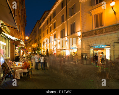 Menschen Essen im externen Restaurant, Rom, Latium, Italien, Europa Stockfoto