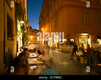 Menschen Essen im externen Restaurant, Rom, Latium, Italien, Europa Stockfoto