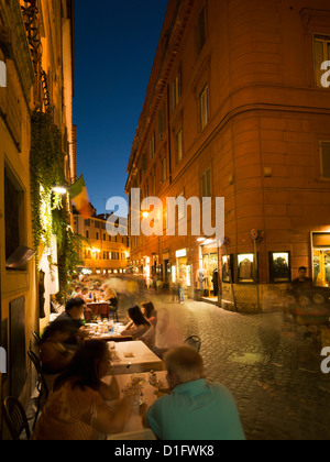 Menschen Essen im externen Restaurant, Rom, Latium, Italien, Europa Stockfoto