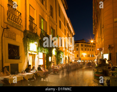 Menschen Essen im externen Restaurant, Rom, Latium, Italien, Europa Stockfoto