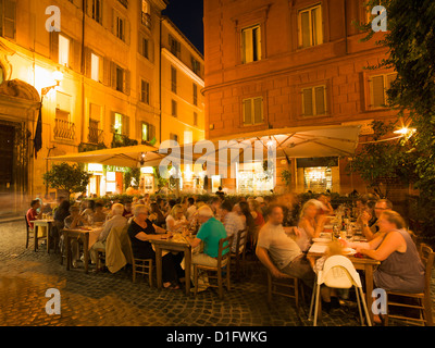 Menschen Essen im externen Restaurant, Rom, Latium, Italien, Europa Stockfoto