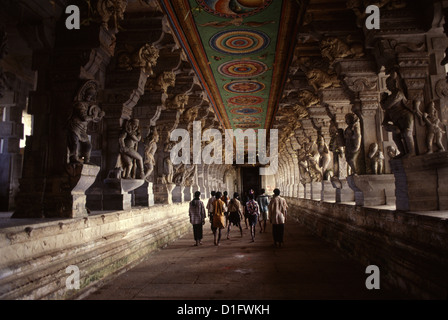 Hindu-Pilger gehen entlang des Korridors von 1000 Säulen des Ramanathaswamy-Tempels, der dem gott Shiva gewidmet ist und sich auf Rameswaram befindet, der auch Pamban-Insel im Bundesstaat Tamil Nadu, Südindien genannt wird Stockfoto