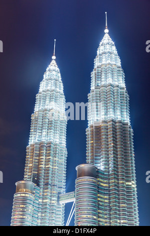 Niedrigen Winkel Blick auf die Petronas Twin Towers, Kuala Lumpur, Malaysia, Südostasien, Asien Stockfoto