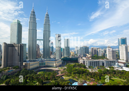 Stadtzentrum, einschließlich das KLCC Park Kongress- und Einkaufszentrum, Petronas Towers, Kuala Lumpur, Malaysia Stockfoto