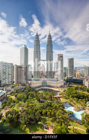 Stadtzentrum, einschließlich das KLCC Park Kongress- und Einkaufszentrum, Petronas Towers, Kuala Lumpur, Malaysia Stockfoto