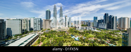 Stadtzentrum, einschließlich das KLCC Park Kongress- und Einkaufszentrum, Petronas Towers, Kuala Lumpur, Malaysia Stockfoto