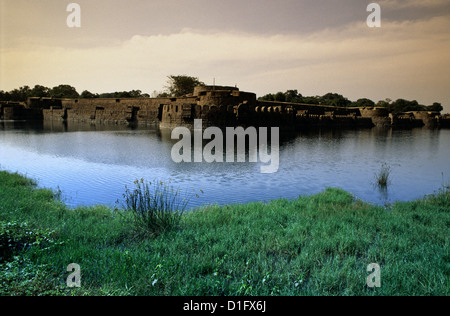 Die breiten Wassergraben umgibt das viereckige Vellore Fort in Tamil Nadu Staat Indien Stockfoto