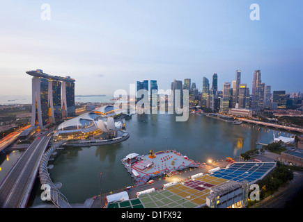 Die Helix-Brücke und Marina Bay Sands, erhöhten Blick über Singapur, Marina Bay, Singapur, Südostasien, Asien Stockfoto