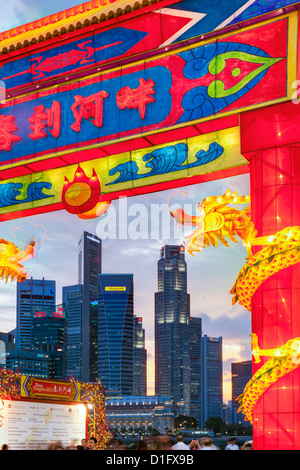 Finanzielle Stadt Skyline, River Hongbao Dekorationen für Chinese New Year Feiern am Marina Bay, Singapur, Südostasien Stockfoto