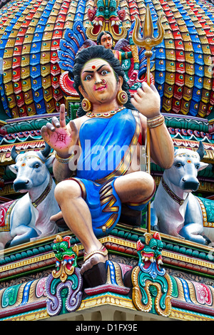 Nahaufnahme von der Gopuram Sri Mariamman Temple, einem Dravidian Stil Tempel in Chinatown, Singapur, Südostasien, Asien Stockfoto