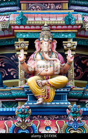 Nahaufnahme von der Gopuram Sri Mariamman Temple, einem Dravidian Stil Tempel in Chinatown, Singapur, Südostasien, Asien Stockfoto