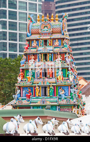 Nahaufnahme von der Gopuram Sri Mariamman Temple, einem Dravidian Stil Tempel in Chinatown, Singapur, Südostasien, Asien Stockfoto