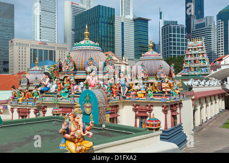 Das Dach des Sri Mariamman Temple, einem Dravidian Stil Tempel in Chinatown, Singapur, Südostasien, Asien Stockfoto