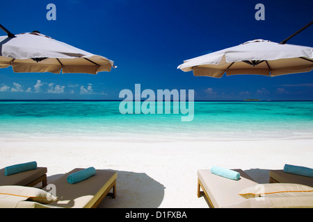 Liegestühle und tropischen Strand, Malediven, Indischer Ozean, Asien Stockfoto