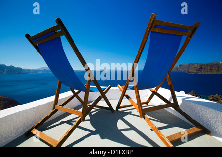 Liegestühle auf der Terrasse mit Blick auf Meer, Santorini, Kykladen, griechische Inseln, Griechenland, Europa Stockfoto