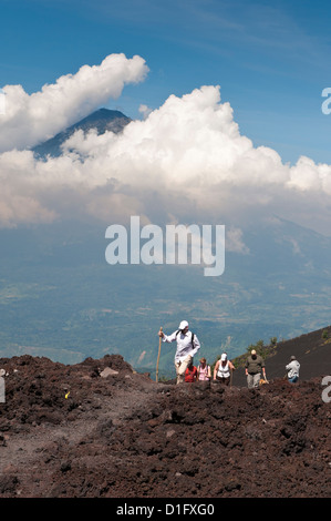 Besteigung Pacaya Vulkans, mit Vulkan Fuego in Ferne, Antigua, Guatemala, Mittelamerika Stockfoto
