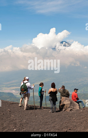 Besteigung Pacaya Vulkans, mit Vulkan Fuego in Entfernung Antigua, Guatemala, Mittelamerika Stockfoto