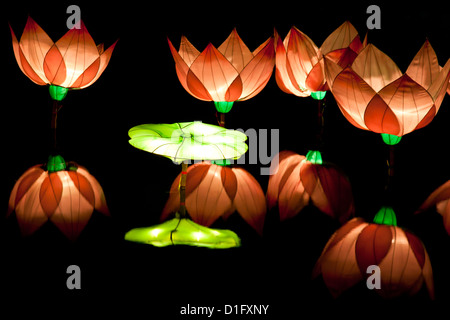 religiöse Lotus Laternen auf dem Wasser schwimmt. Stockfoto