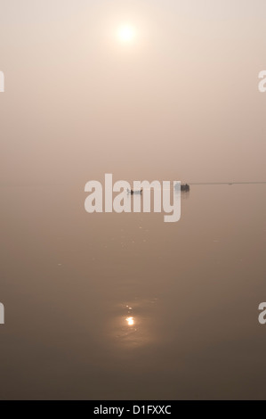 Angelboot/Fischerboot und River ferry am Fluss Ganges in den frühen Morgenstunden, Sonepur, Bihar, Indien, Asien Stockfoto