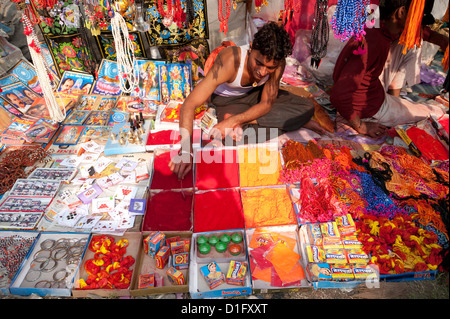 Mann, Verkauf, Abir, ein rotes Pulver verwendet zur Kennzeichnung von Teeka auf der Stirn und anderen Hindu Schmuckstücke, Sonepur, Bihar, Indien, Asien Stockfoto