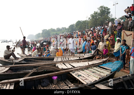 Hölzerne Fähren verwendet, um Menschen über den Fluss Ganges zwischen Patna und Sonepur Vieh Fair, Bihar, Indien Stockfoto