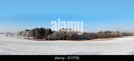 Ein Bild der Winterlandschaft mit Windkraftanlagen im Hintergrund Stockfoto