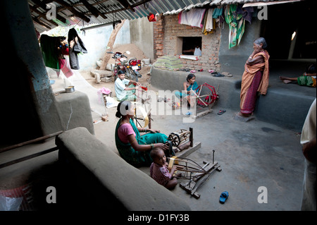 Frauen in kommunalen Hinterhof des Webens Dorf, Seidenfaden Spinnerei, Weberei Dorf Vaidyanathpur, Orissa, Indien Stockfoto