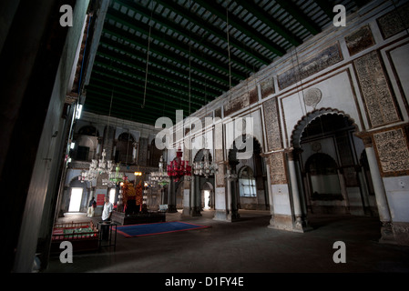 Moschee-Interieur mit Heiligen Podium und Glas Laternen in Hugli Imambara, am Ufer des Flusses Hugli, Westbengalen, Indien Stockfoto