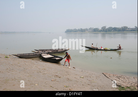 Blick vom Westufer des Flusses Hugli (Hooghly River), West Bengalen, Indien, Asien Stockfoto
