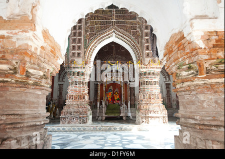 Hindu-Gottheiten Lord Krishna und Radha in der Lalji Mandir-Schrein, eines der Terrakotta-Tempel bei Kalna, Westbengalen, Indien Stockfoto