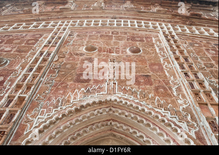 Geschnitzte Terrakotta Arbeiten über dem Torbogen in das Lalji Mandir, eines der Terrakotta-Tempel bei Kalna, Westbengalen, Indien Stockfoto