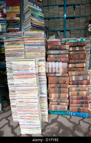 Haufen gebrauchte Bücher zum Verkauf in College Street, berühmt für sein Buch Stände, North Kolkata, Westbengalen, Indien, Asien