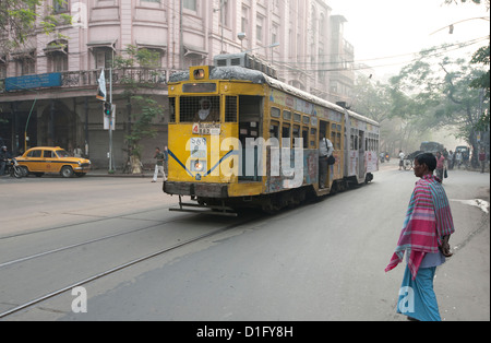 Kolkata Verkehr einschließlich Straße Straßenbahn und Taxi in den frühen Morgenstunden, Kolkata (Kalkutta), West Bengalen, Indien, Asien Stockfoto