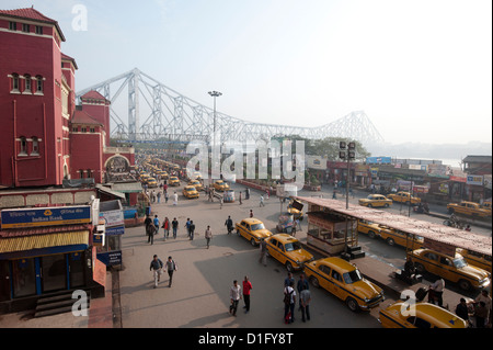 Ansicht der Howrah Brücke über den Fluss Hugli von Howrah Bahnhof, Kolkata (Kalkutta), Westbengalen, Indien Stockfoto