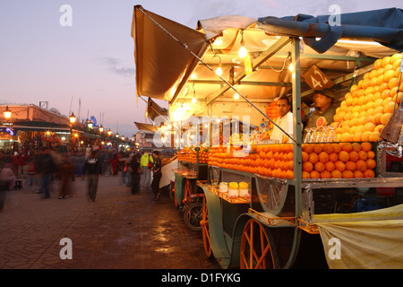 Orangensaft-Verkäufer, Djemaa el Fna, Marrakesch, Marokko, Nordafrika, Afrika Stockfoto