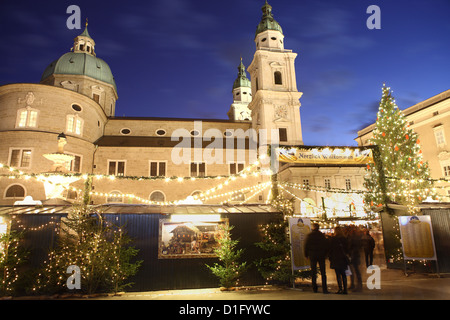 Weihnachtsmarkt und Salzburger Dom, UNESCO-Weltkulturerbe, Salzburg, Austria, Europe Stockfoto