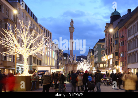 Weihnachtsbaum am Sonnenuntergang, Innsbruck, Tirol, Österreich, Europa Stockfoto