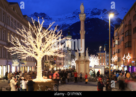 Weihnachtsbaum am Sonnenuntergang, Innsbruck, Tirol, Österreich, Europa Stockfoto